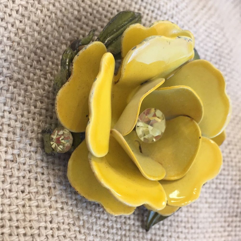 LISNER Vintage Yellow Enamel Rose with Rhinestones - Picture 5 of 12